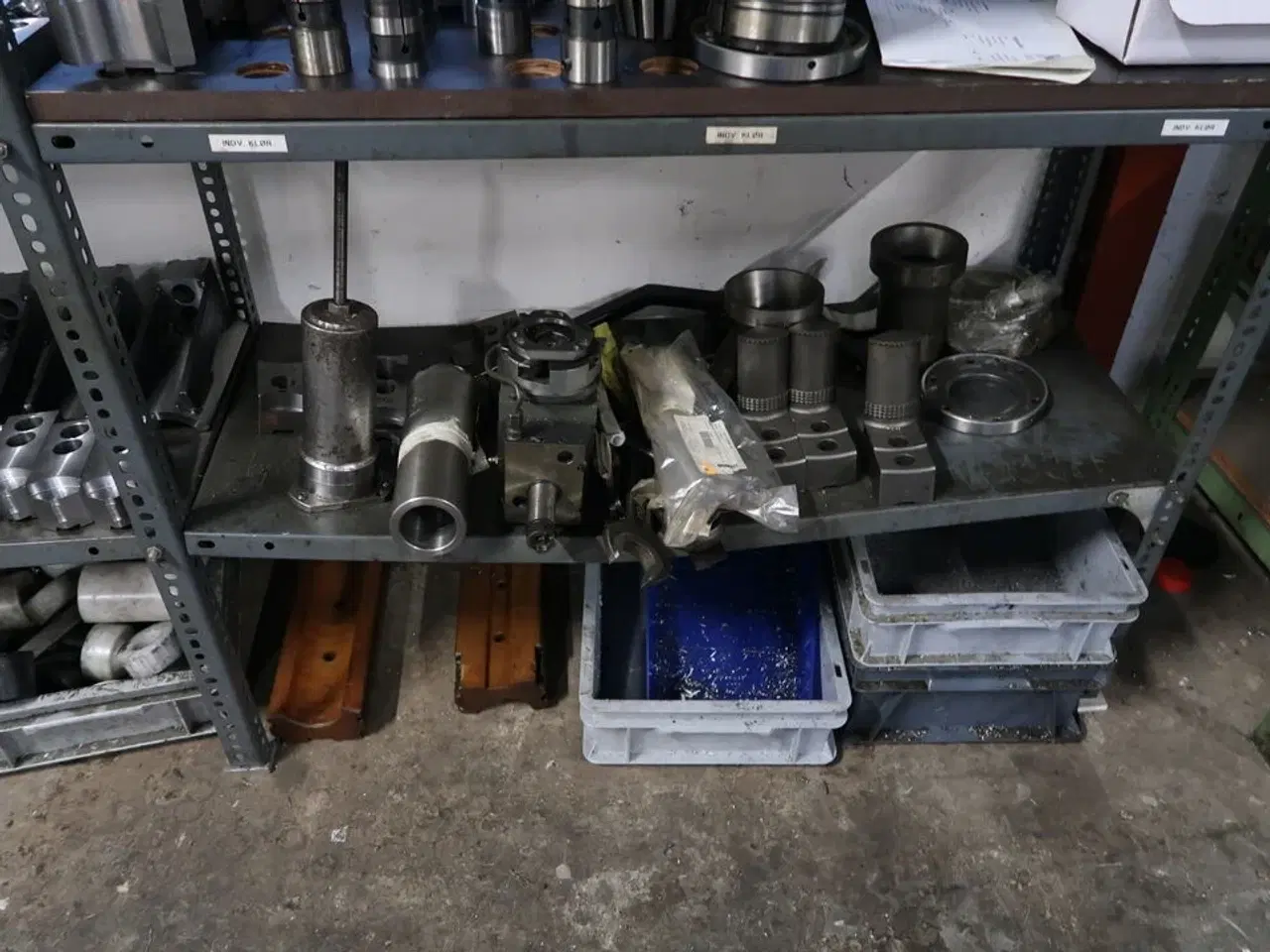 Billede 13 - 4 stk. reoler med div. Specialværktøj