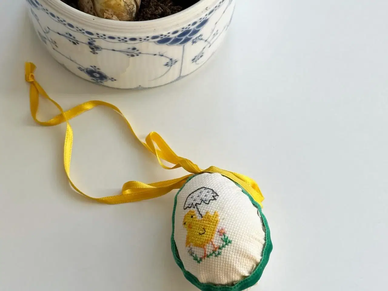 Billede 3 - Påskeæg m broderet kylling og bånd