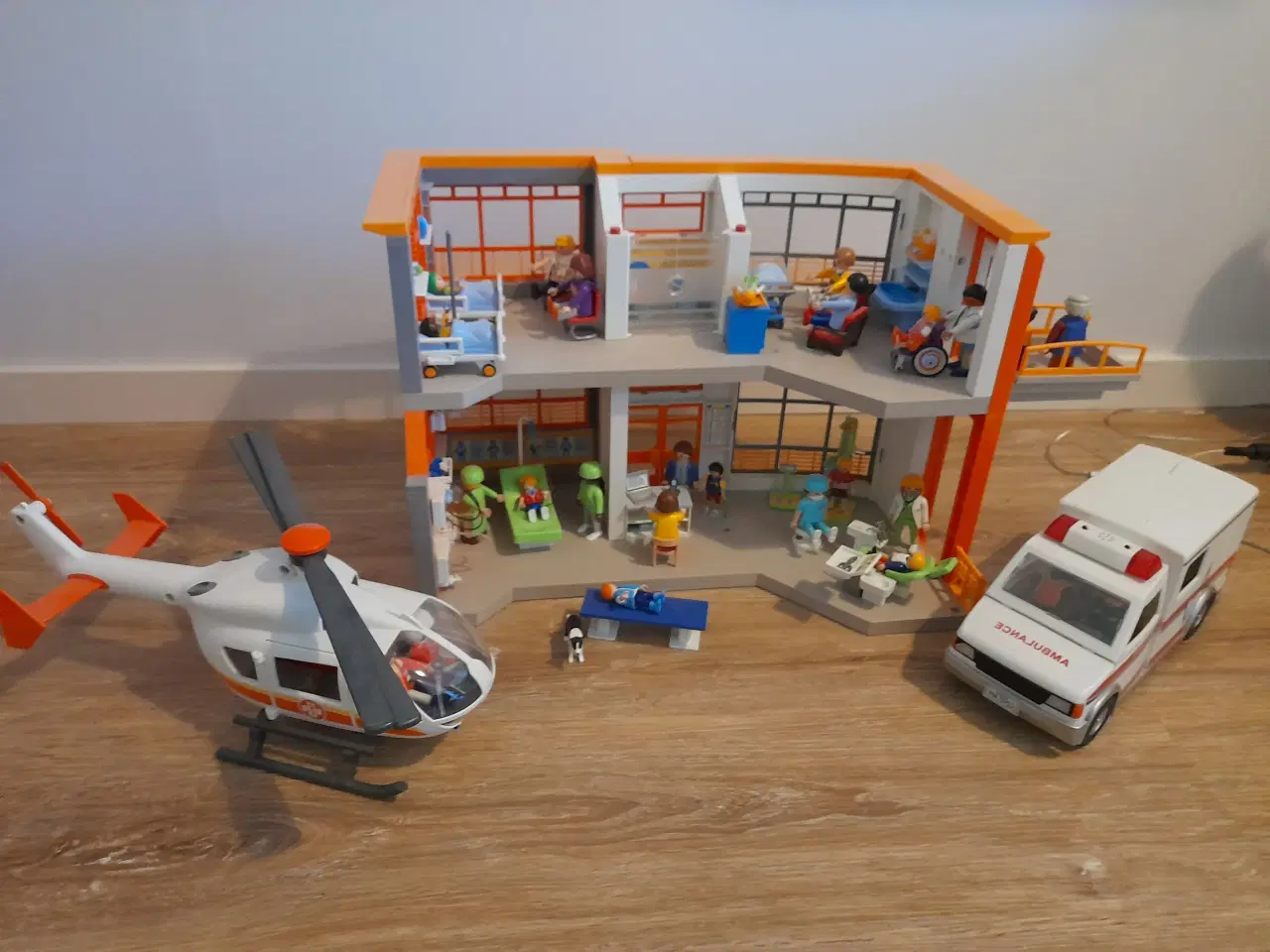Billede 1 - Playmobil hospital, ambulance og helikopter