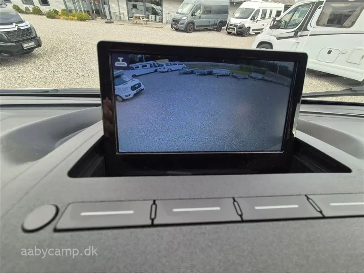 Billede 9 - 2022 - Benimar Mileo 261 NK   Automatgear. NK. pakke. varme på spildevands tanken. plisse i førehuset. solceller. lithium batterier. maxfann. clesana toilet. kompressor køleskab.