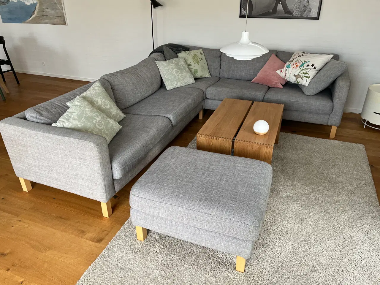 Billede 1 - Hjørnesofa med puffe i lys grå stof.