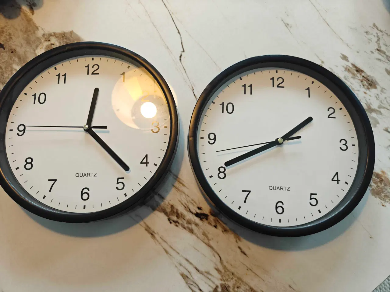 Billede 1 - Vægure med sort kant