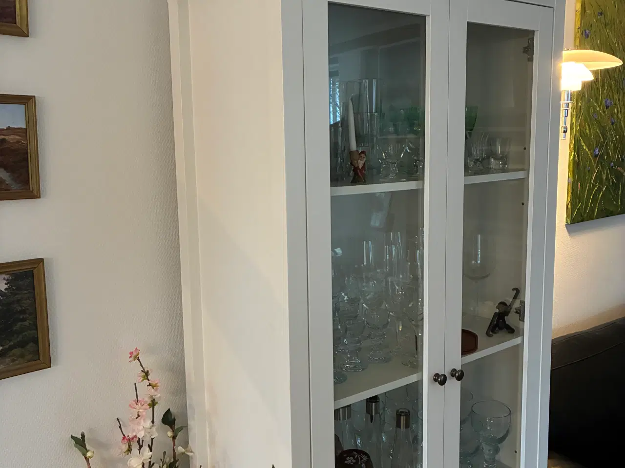 Billede 4 - Flot hvid vitrineskab sælges