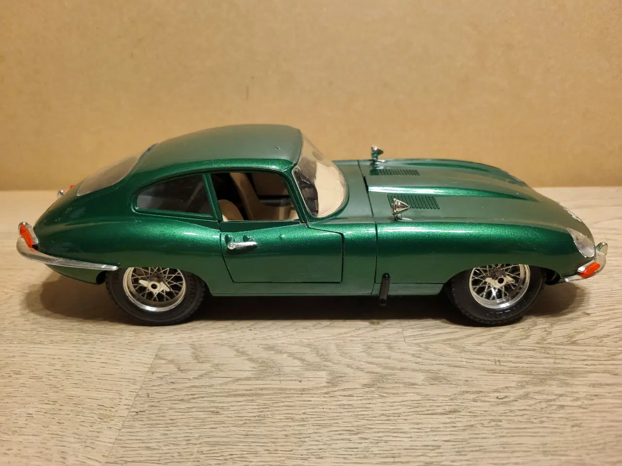 Billede 1 - Modelbil. JAGUAR E-Type (1961). Skala 1/18.