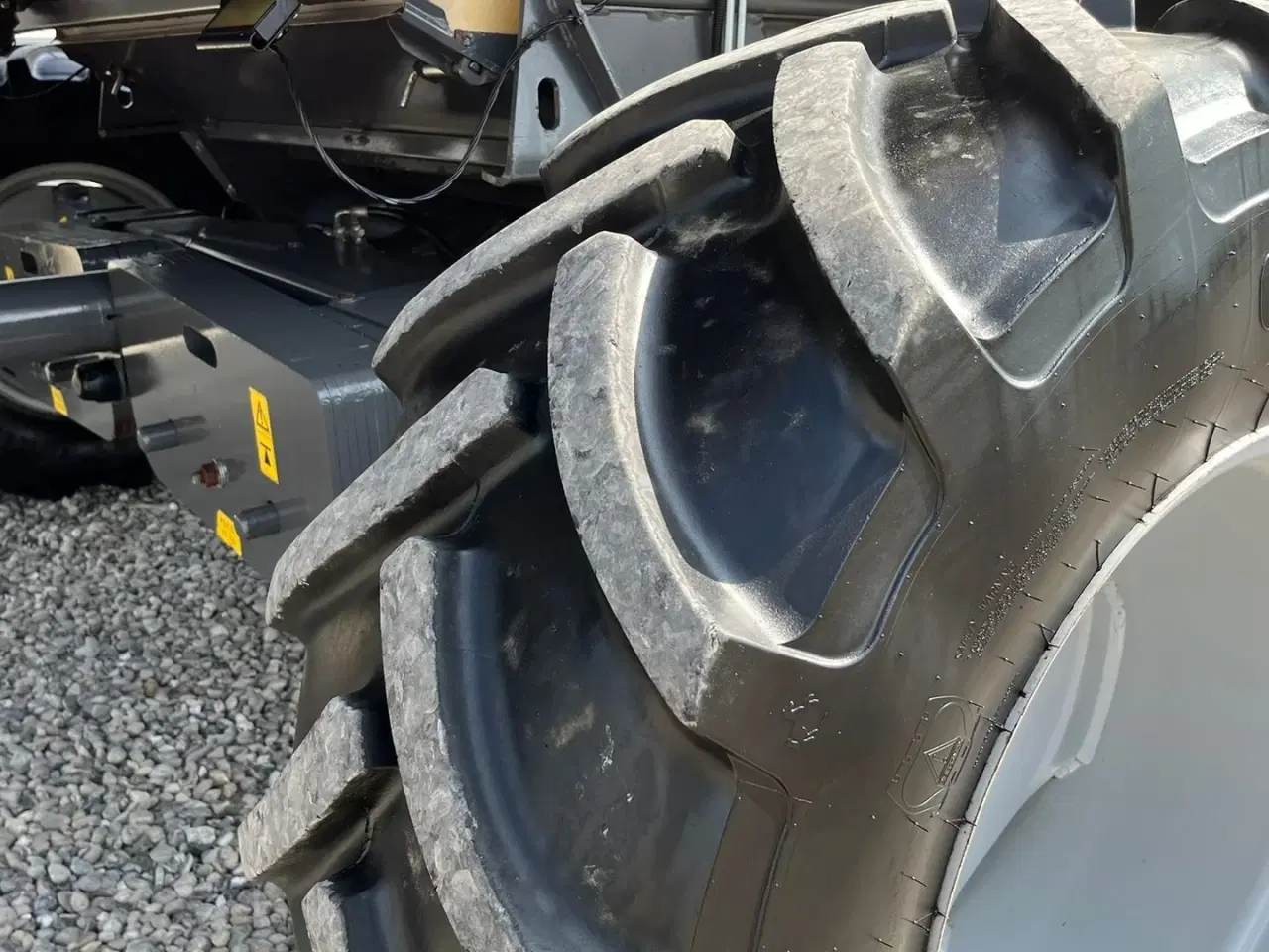 Billede 16 - Massey Ferguson 7370 BETA. Gårdmaskine med kun 1080 motortimer. Med 22fod powerflov skærebord