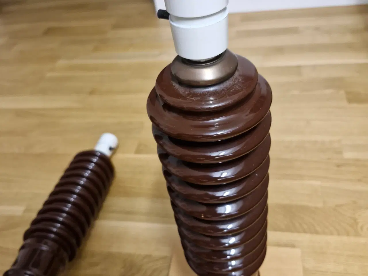 Billede 5 - 2 UPCYCLEDE BORDLAMPER I PORCELÆN på træfod