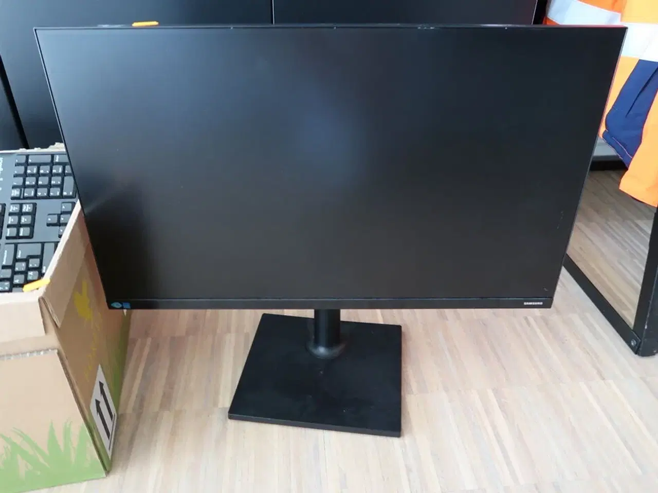 Billede 2 - Computerskærm SAMSUNG F27T450FQR, tastatur m.m.