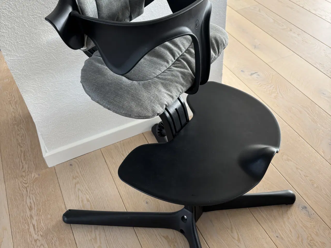 Billede 1 - Stokke Nomi stol m/bøjle og hynde