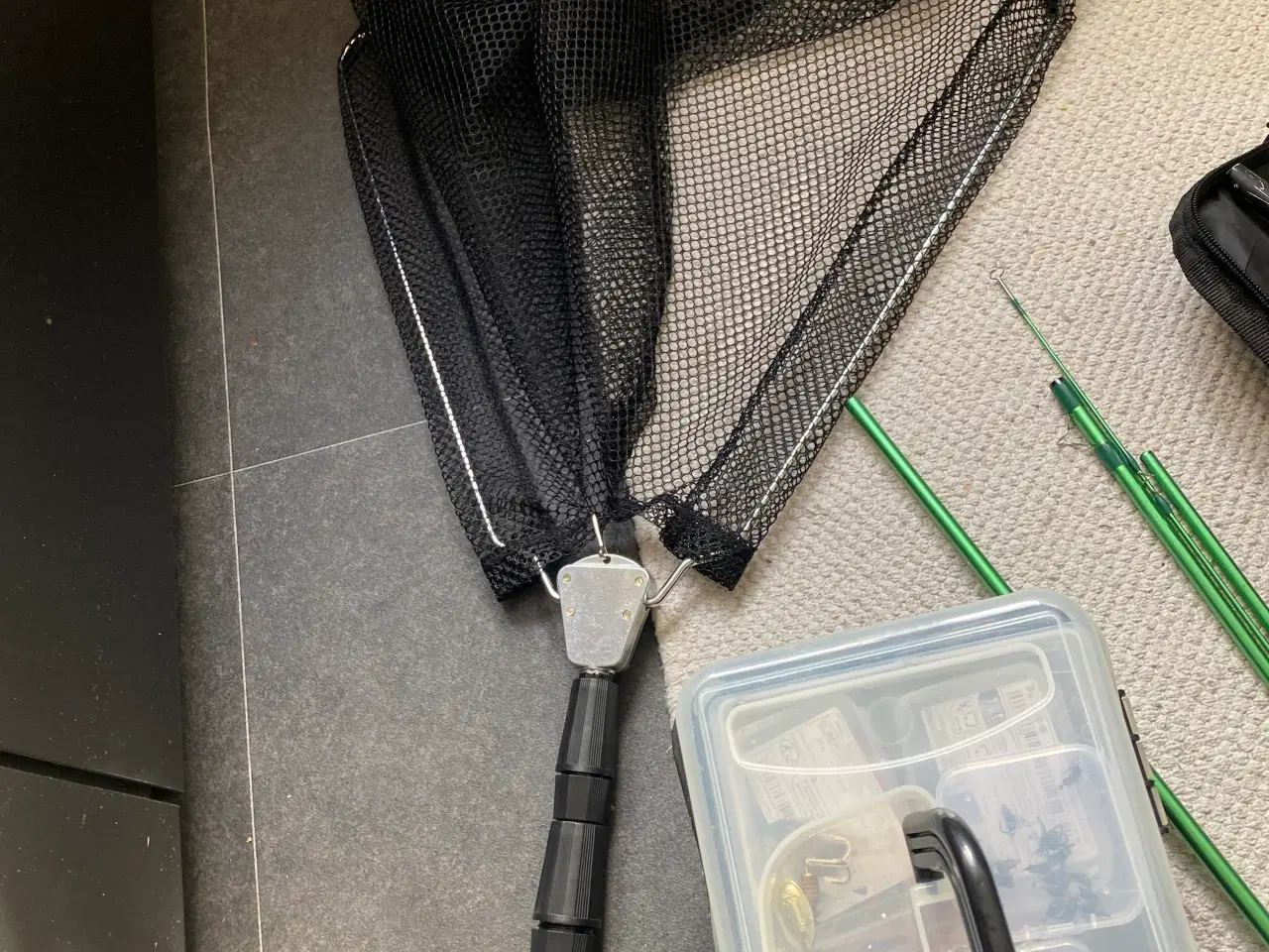 Billede 3 - Fiskeudstyr stangx2, net og kasse med diverse