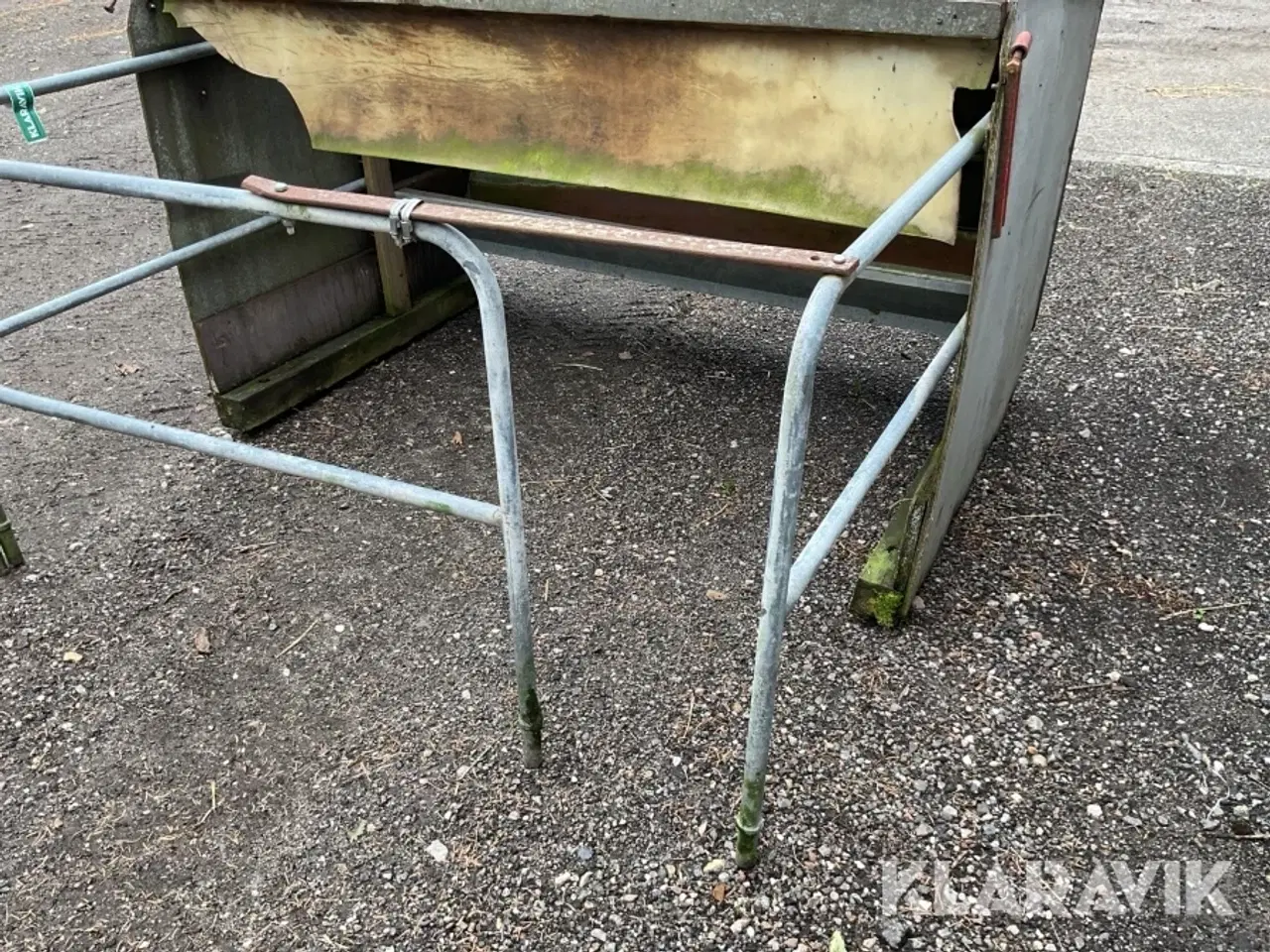 Billede 8 - Kalveskjul , med fodertrug