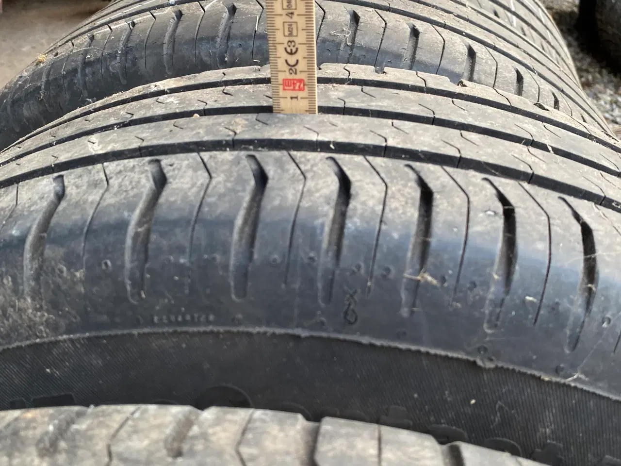 Billede 4 - Sommerdæk på fælg 4 stk, sælges kun fordi alufælge