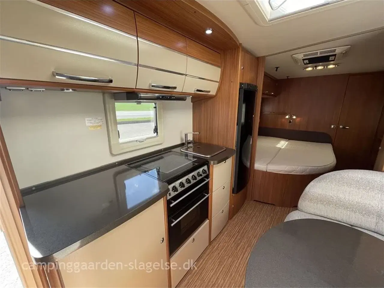 Billede 6 - 0 - Adria Alpina Supreme 743 UP   Drømmer du om camping med ægte “sommerhus på hjul”-følelse? Så er Adria Alpina Supreme 743 UP lige sagen.