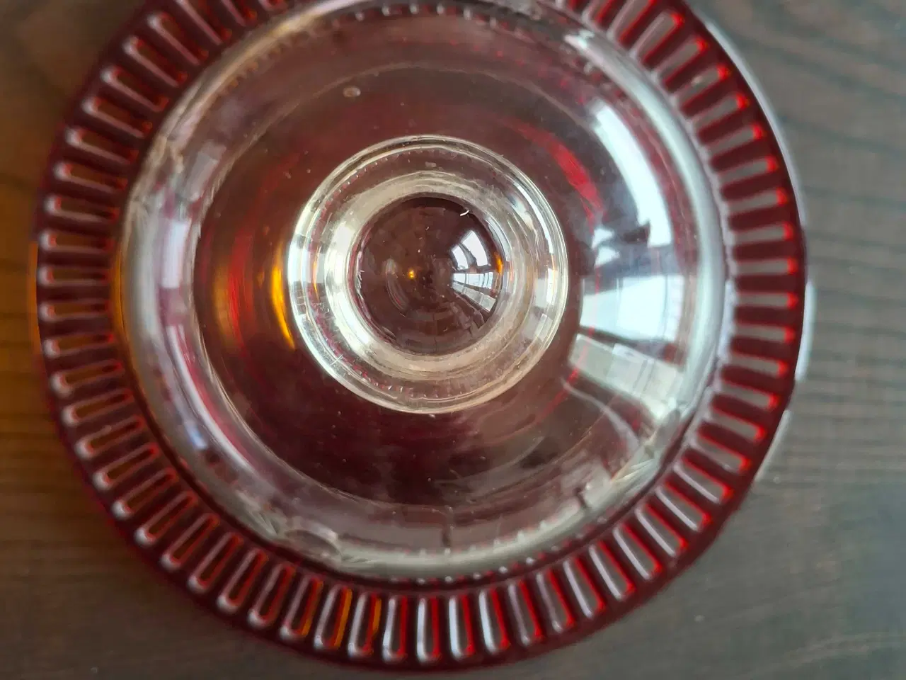 Billede 2 - Smuk kage/oste-klokke i klar glas m.rød bund