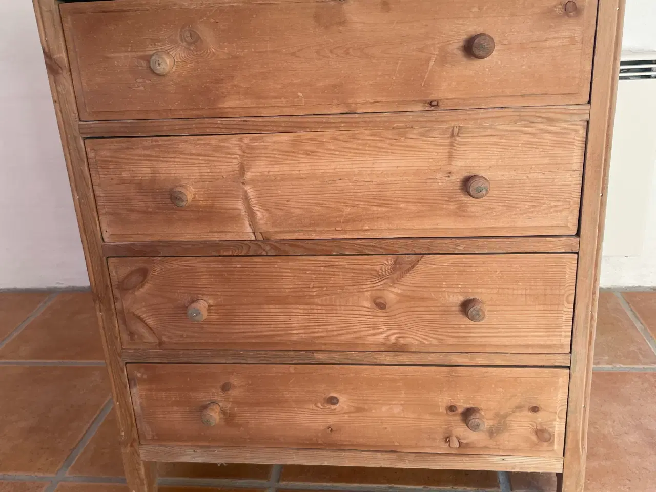 Billede 1 - Afsyret kommode i fin stand