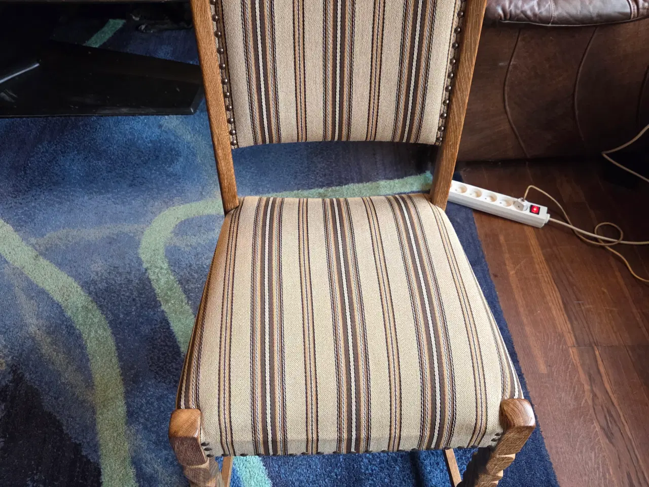 Billede 3 - Rundt egetræs spisebord med 6 stole