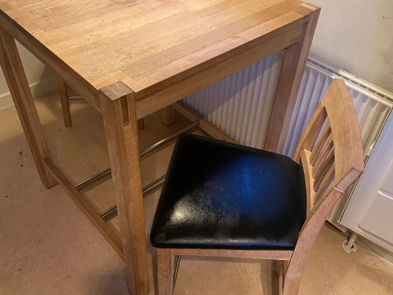Billede 1 - Spise/ bar bord med 2 stole. 