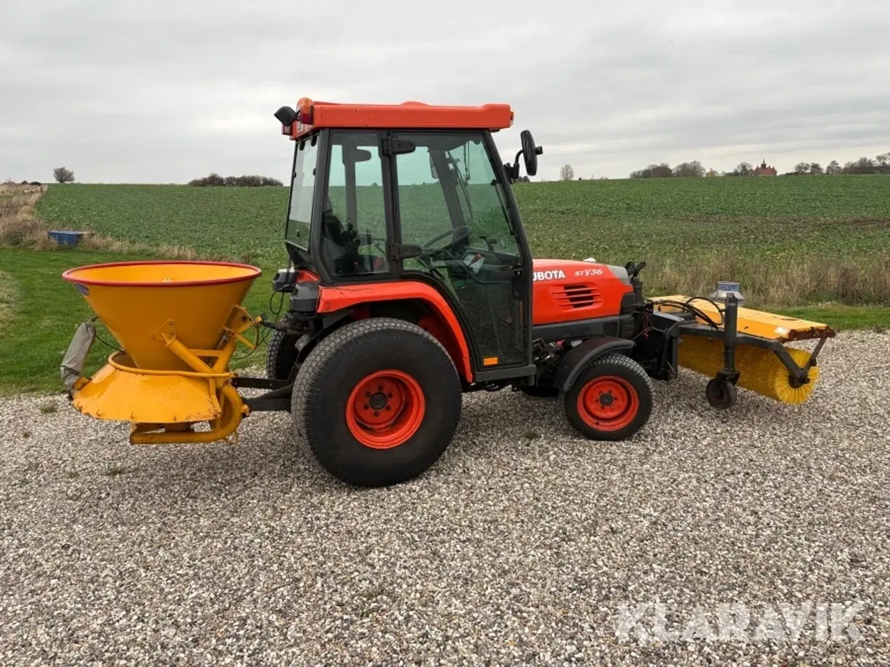 Billede 2 - Traktor Kubota STV36 med kost, saltspreder og sneplov
