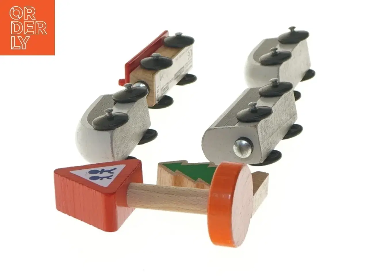 Billede 2 - Sæt med trælegetøjsbil og tilbehør fra Brio (str. 7 cm)