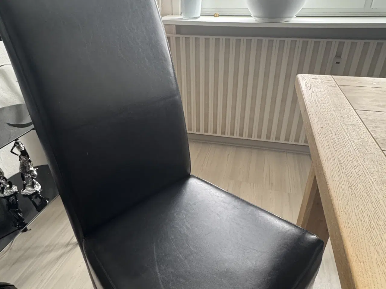 Billede 2 - Elegant spisebordsæt i egetræ med 6 læderstole