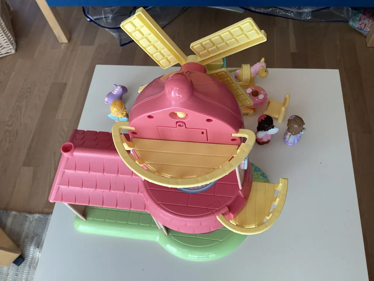 Billede 3 - Fint legehus fra Play2Learn med figurer mm.