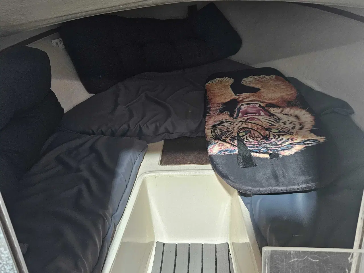 Billede 4 - Motorbåd med kabine. Motor defekt