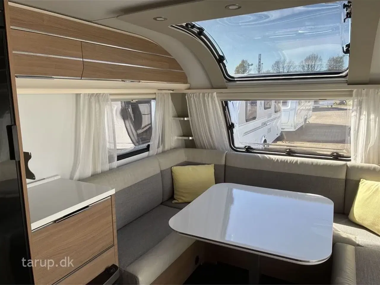 Billede 7 - 2020 - Adria Adora 593 UP   Fortelt: Isabella Commodre, mover, fritstående dobbeltseng m/ elev., rundsiddegruppe, el-støtteben, el-gulv-varme, stort køleskab m/ fryser