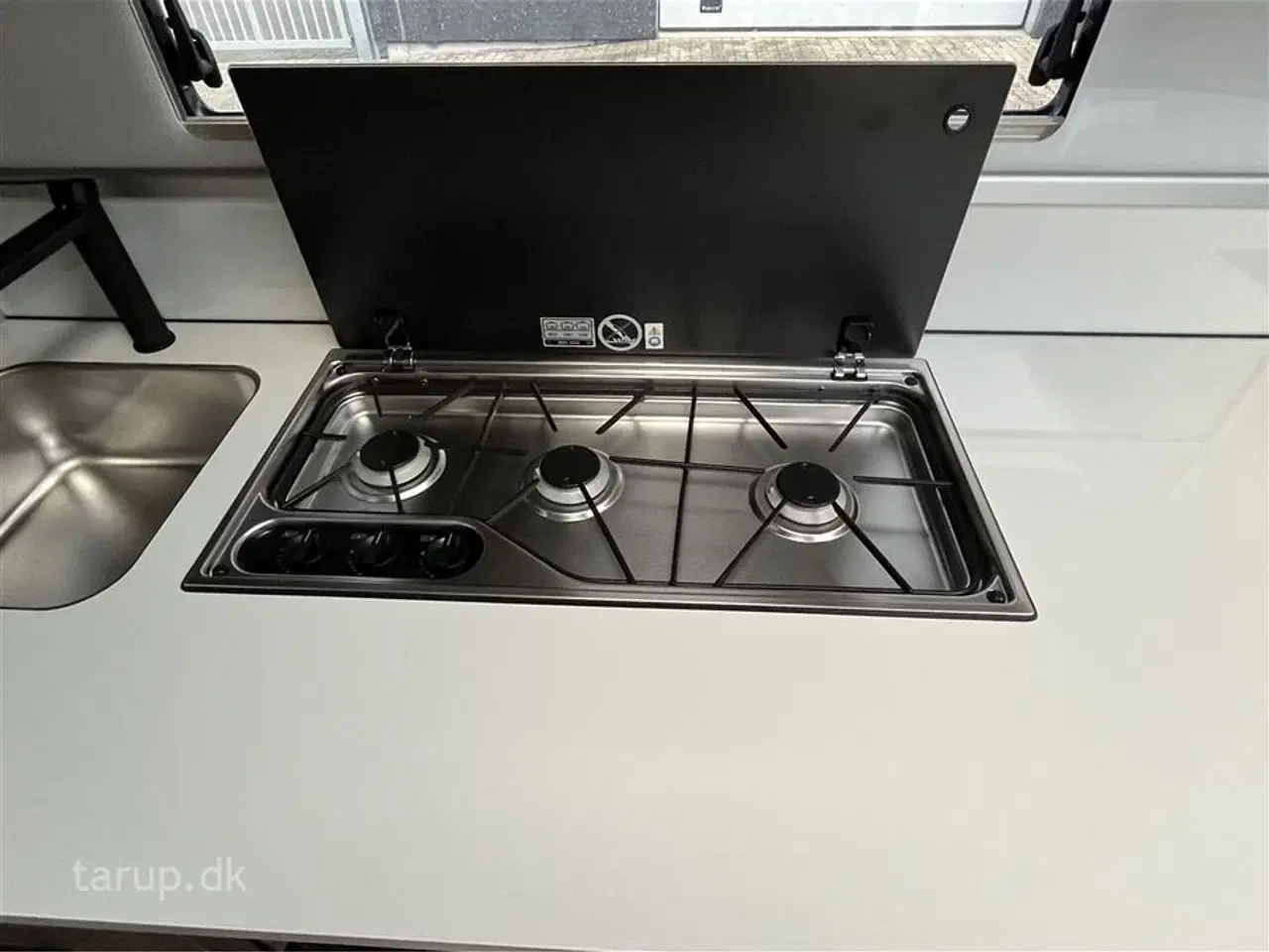 Billede 12 - 2026 - Kabe Smaragd 520 XL KS Premium Line   Fransk seng, rundsiddegruppe i mørkegråt skind, ALDE centralvarme, vandbåren gulvvarme, stort kompressor køleskab