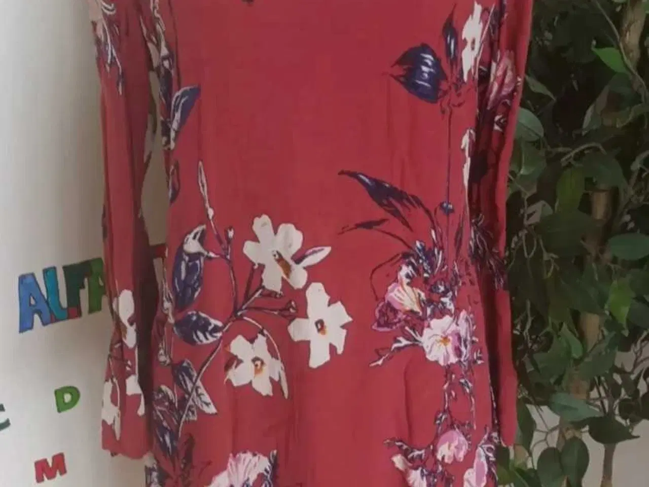 Billede 1 - Kjole. Gestuz. Large/40