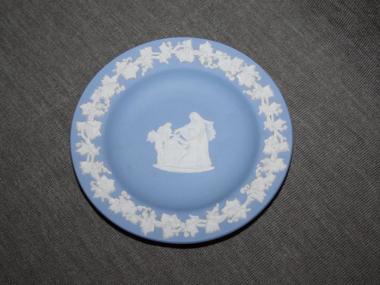 Billede 9 - Vase med Wedgwood cameo  18 cm