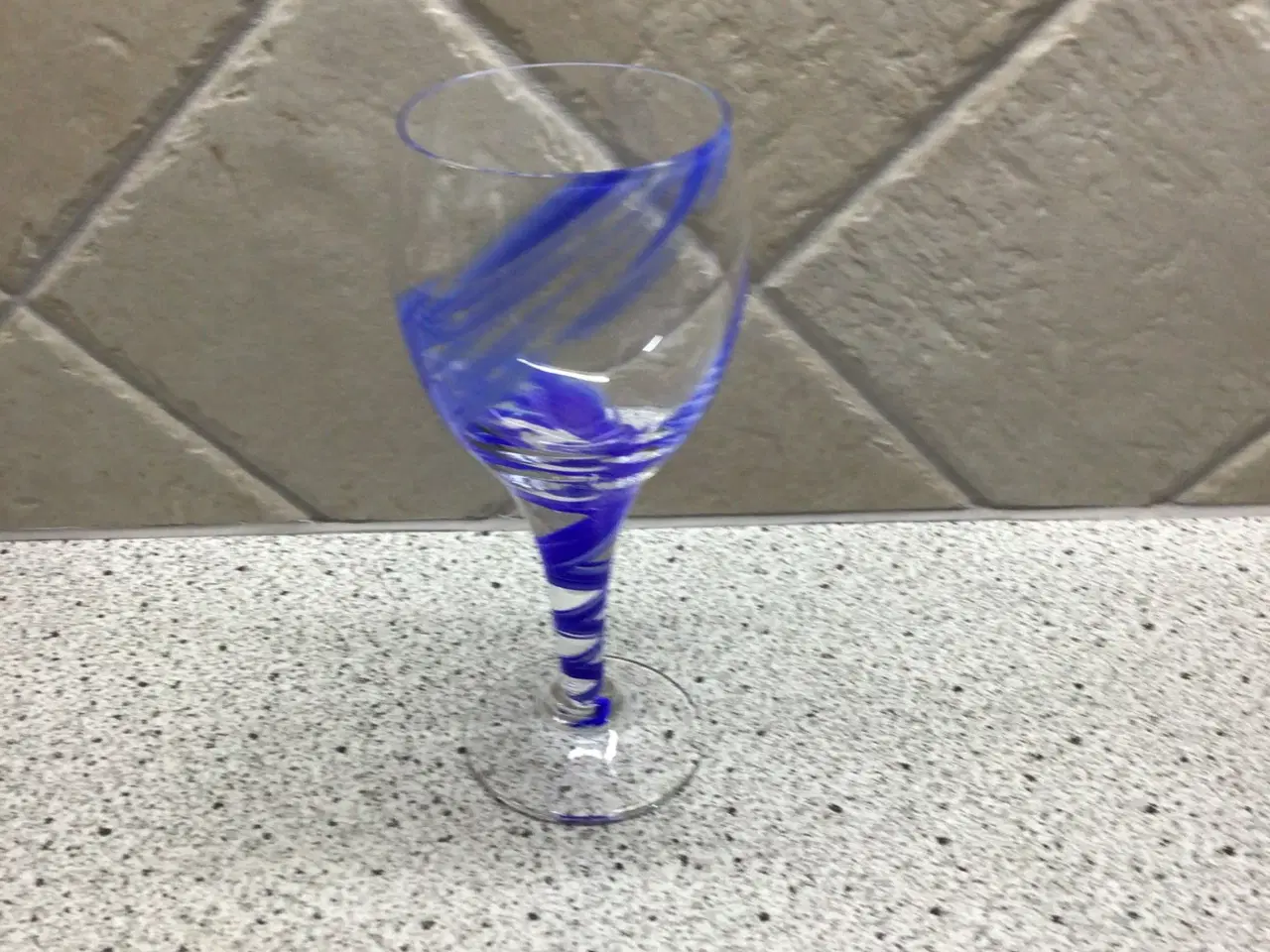 Billede 4 - Mundblæst vinglas på fod med koboltblå mønster
