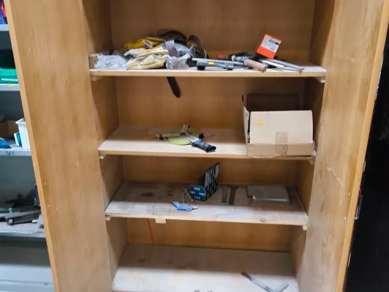 Billede 1 - Indhold i skab