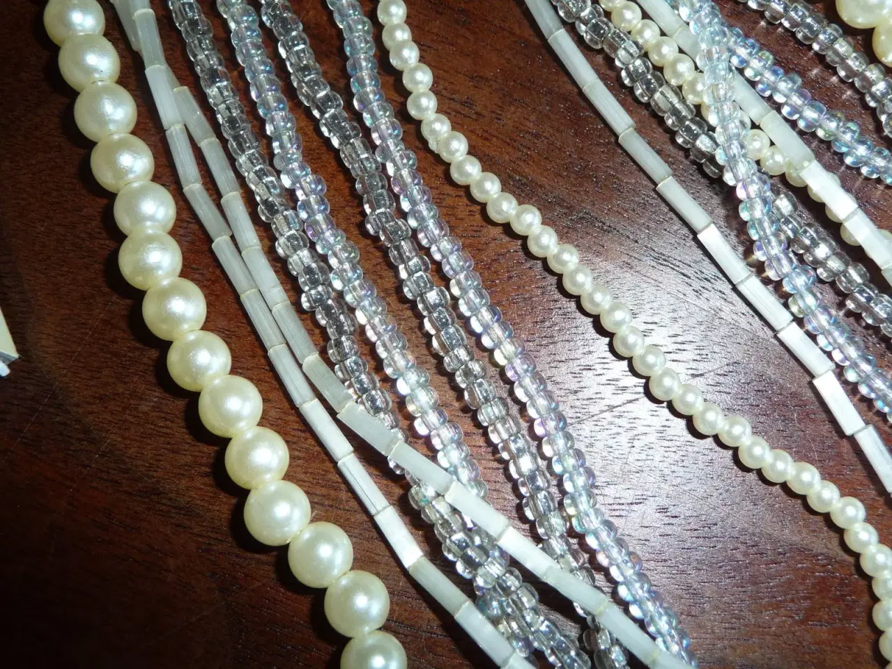 Billede 2 - hvid perle kæde, med flere forskellige 