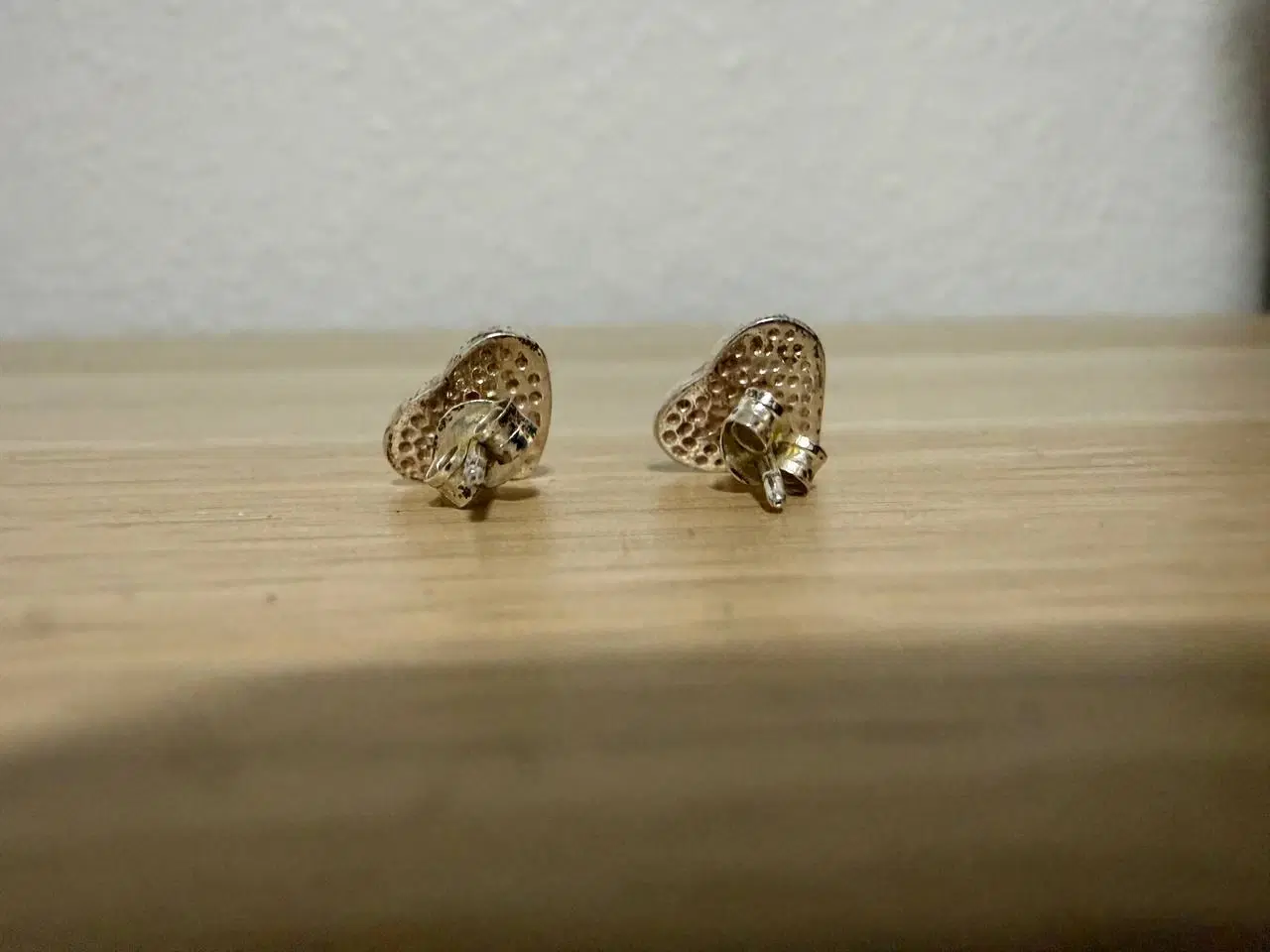 Billede 2 - Søde små hjerte-øreclips i rød og sølv