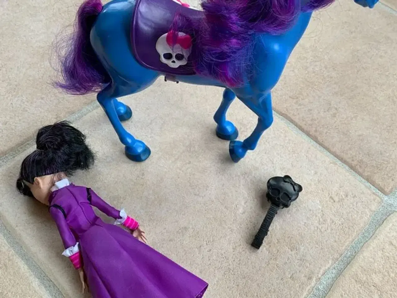 Billede 5 - Monster High dukke og hest