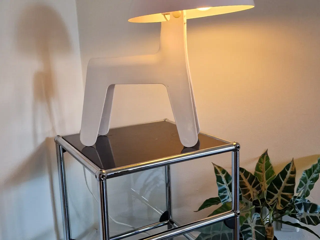Billede 4 - "Dog lamp" designet af Chaiyut Plypetch. 