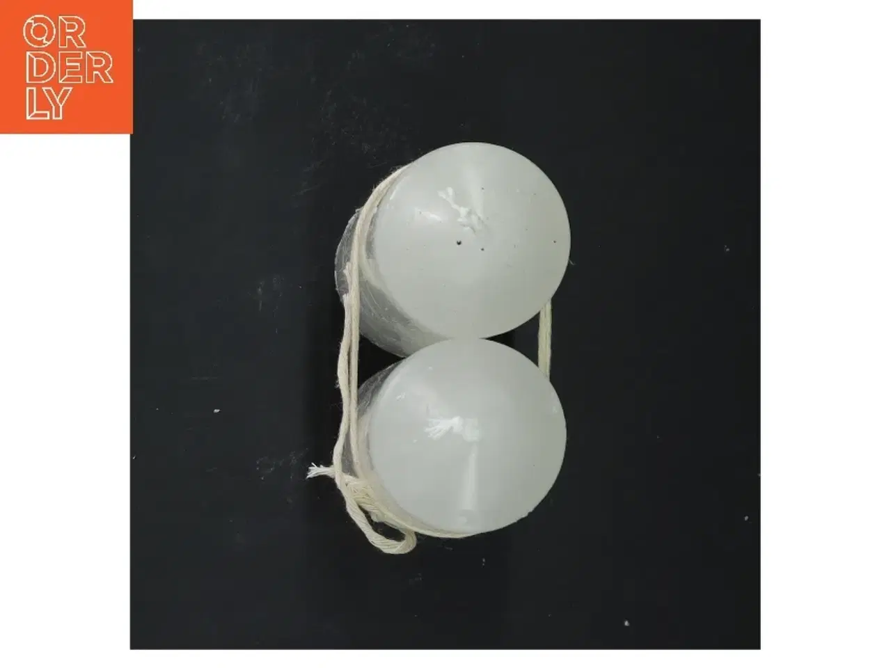 Billede 3 - To hvide stearinlys, 15 cm (str. 15 cm)