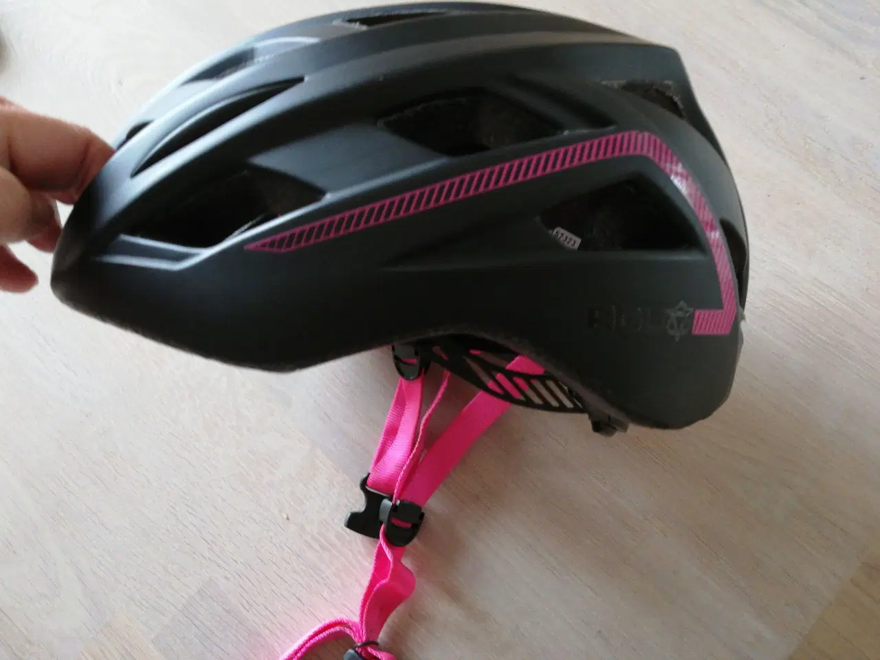 Billede 1 - Cykelhjelm sort/ pink str. S/M 52-58 cm.