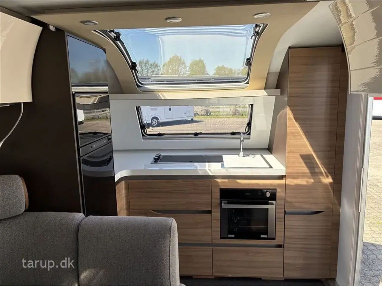 Billede 12 - 2017 - Adria Alpina 663 HT   Mover, ALDE Centralvarme, vandbåren gulvvarme, sidesiddegruppe, panoramavindue, frontkøkken, endebadeværelse, stabilisator, markise