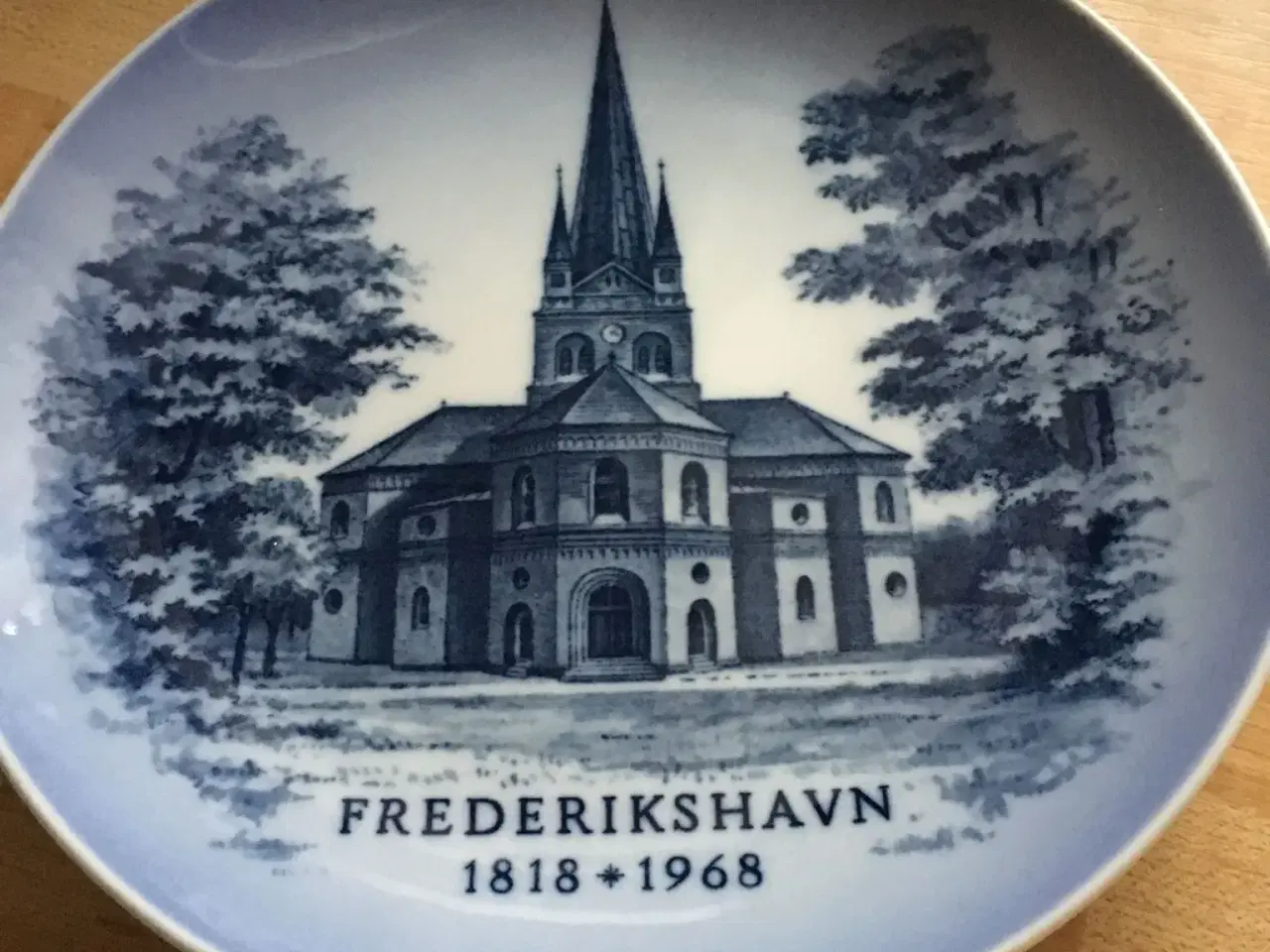 Billede 1 - Jubilærumsplatte med Frederikshavn kirke