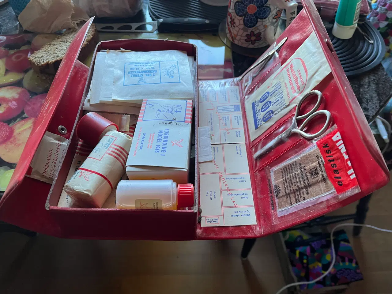 Billede 4 - Falck-Zonen nødforbindskasse, ældre. Giv bud.