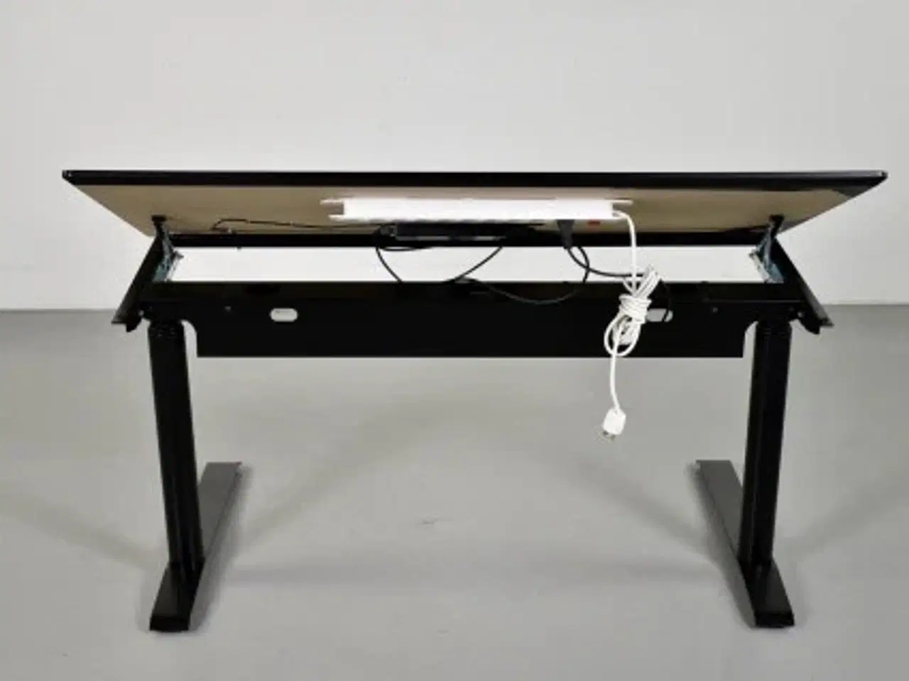 Billede 7 - Cube design hæve-/sænkebord med kip funktion, 140 cm.