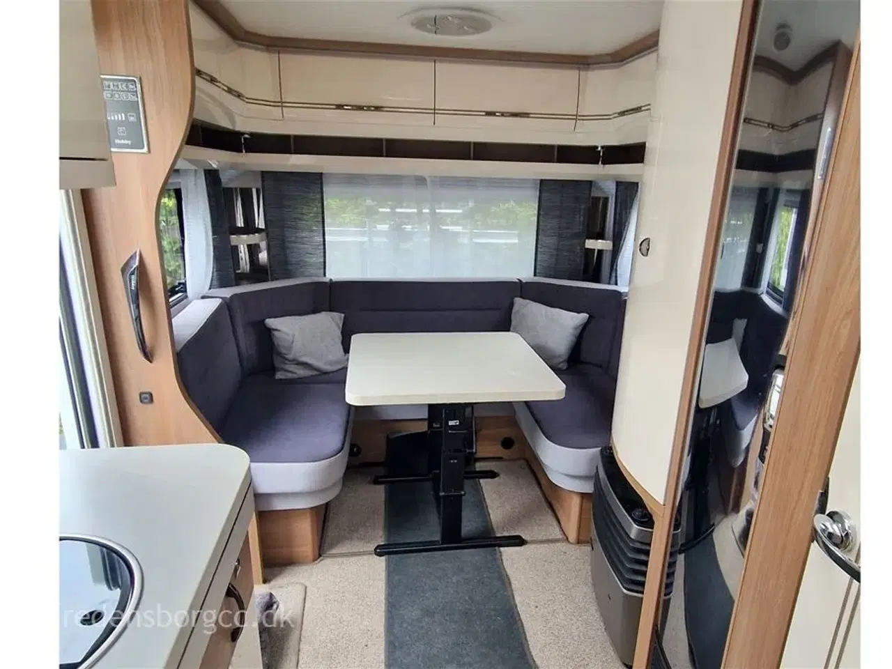 Billede 3 - 2021 - Hobby Excellent 540 UFF   MEGET UDSTYR BLA. MOVER / El. STYTTEBEN / THULE 12 V. MARKISE.