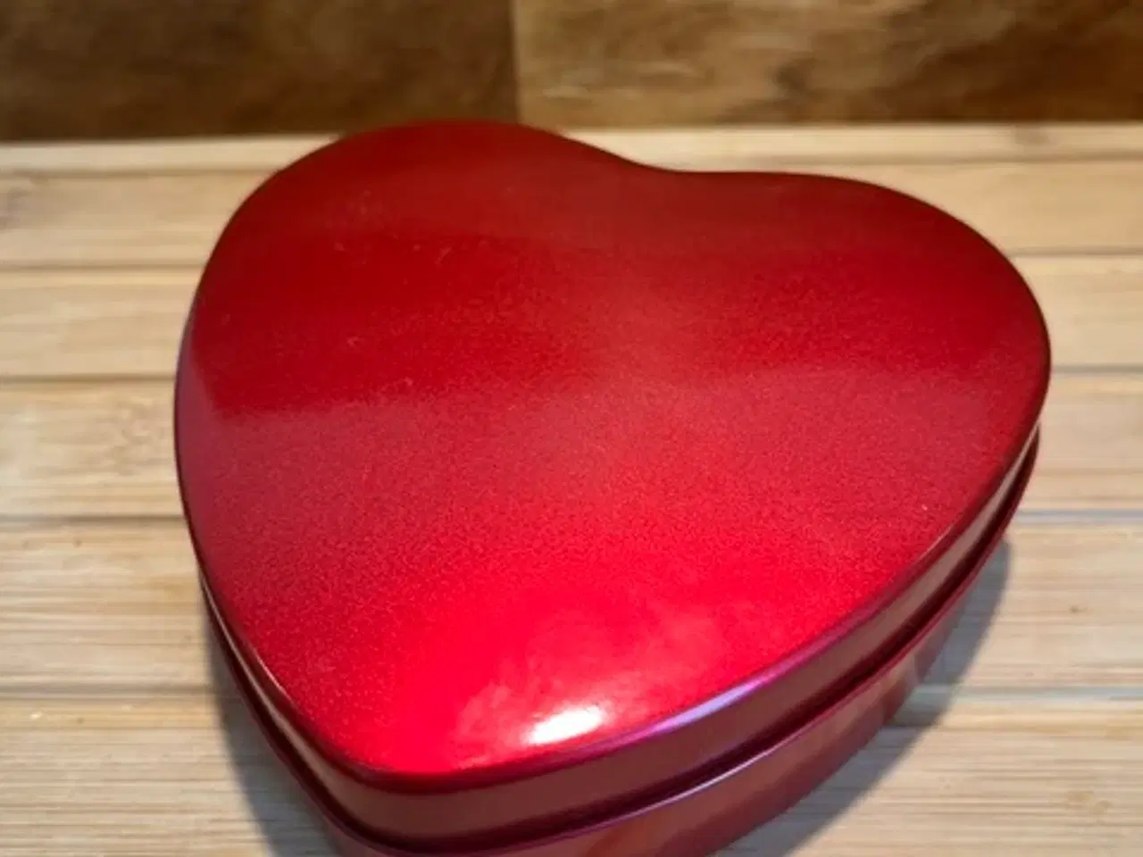 Billede 1 - PR Chocolate rød hjerteformet metaldåse