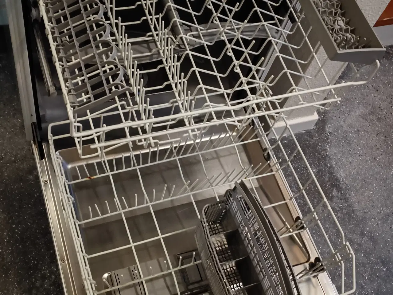 Billede 4 - BOSCH Opvaskemaskine SGU54E02SK