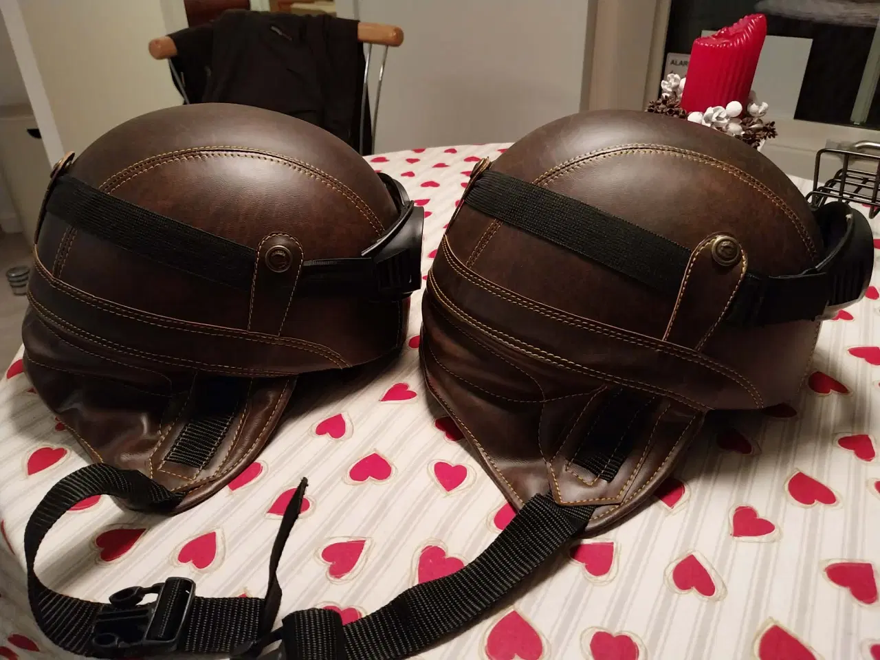 Billede 1 - Hjelm retro læder-look med briller str L og M  