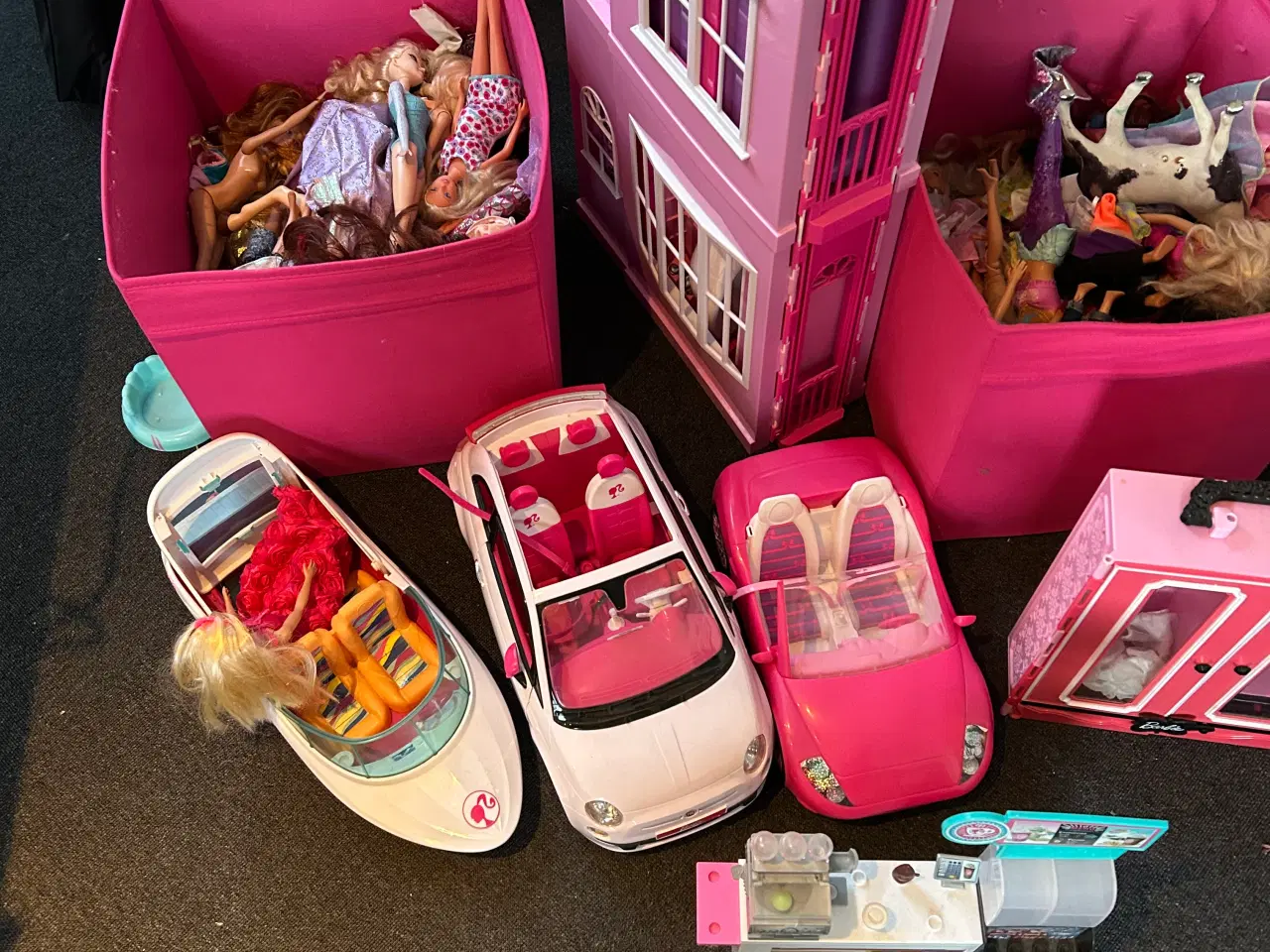 Billede 2 - Barbie, Barbie hus, biler mm