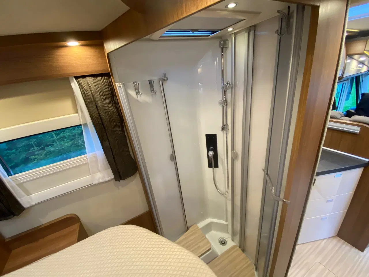 Billede 14 - Helintegreret lux camper , Queensbed, 3500kg, aut.