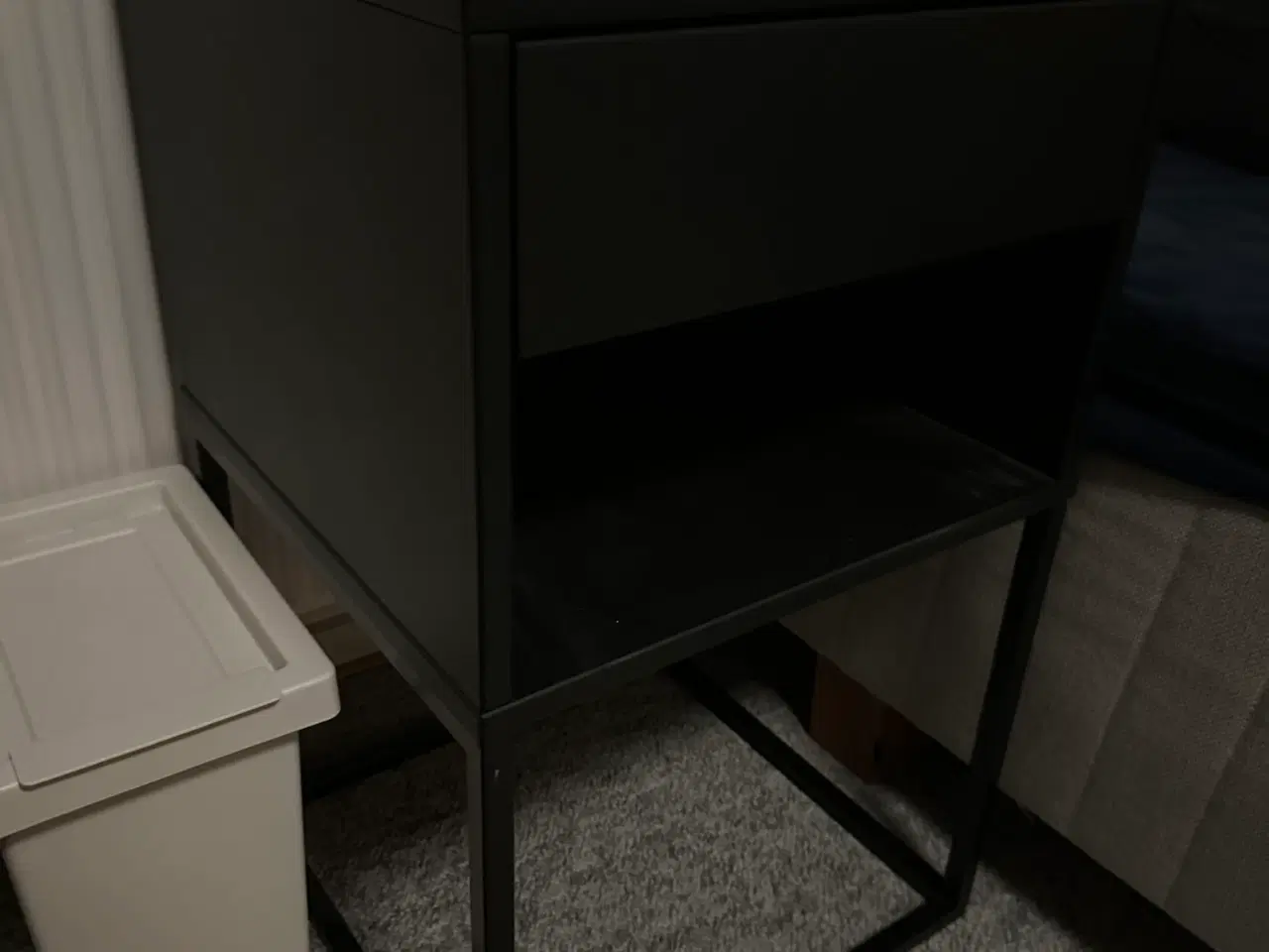 Billede 3 - Fint sort sengebord med skuffe sælges
