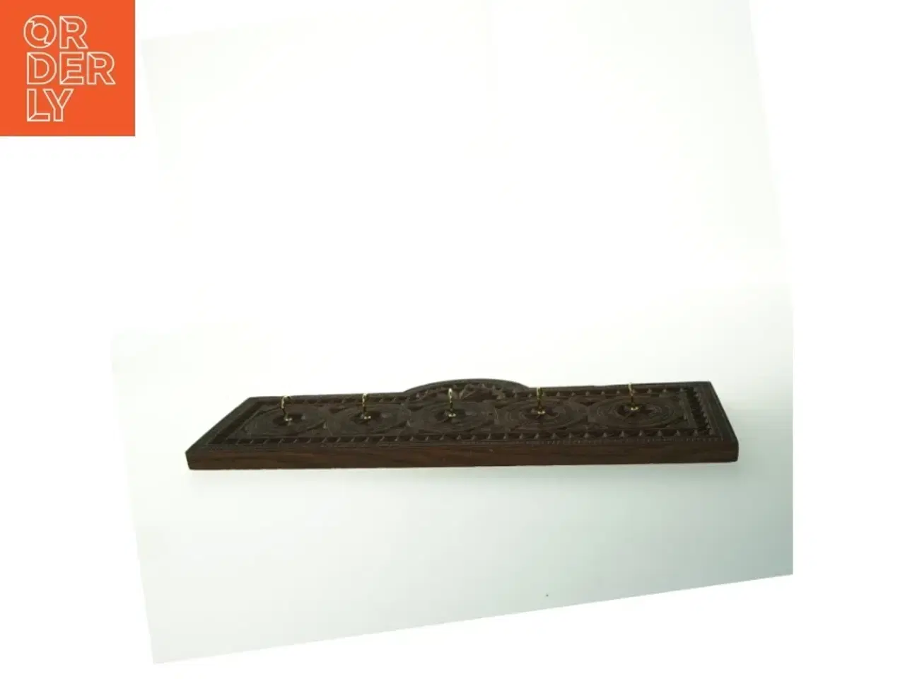 Billede 3 - Antik udskåret nøglebræt i massivt træ med messing detaljer (str. 47x14,5 cm)