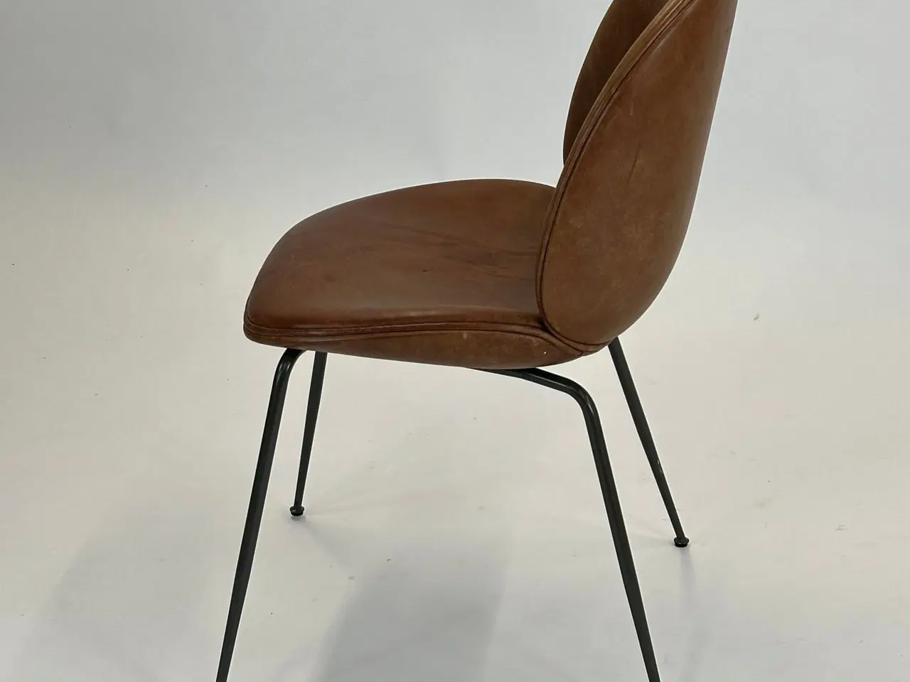 Billede 4 - GUBI | Beetle Chair (Brun)